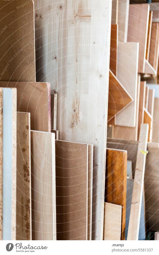 Holzlager Baustoff Material anlehnen stehen Holzwerkstatt Werkstatt Schichtholz holzzuschnitt Lager Konstruktion Schreinerei Zimmerei hölzern Nutzholz Industrie