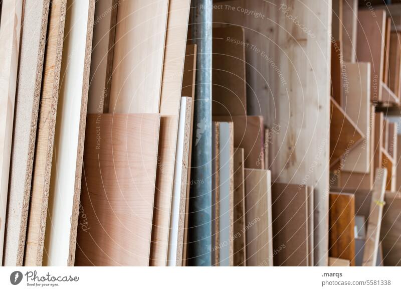 Holzlager materiallager Material anlehnen stehen holzzuschnitt holzlager Holzplatte Werkstatt Konstruktion Schreinerei Zimmerer hölzern Nutzholz Industrie Beruf