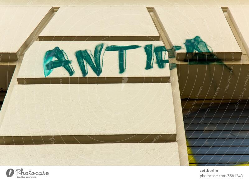 ANTIFA aussage begriff botschaft gesprayt grafitti grafitto illustration kunst mauer message nachricht politik sachbeschädigung sprayen sprayer stadt szene tagg