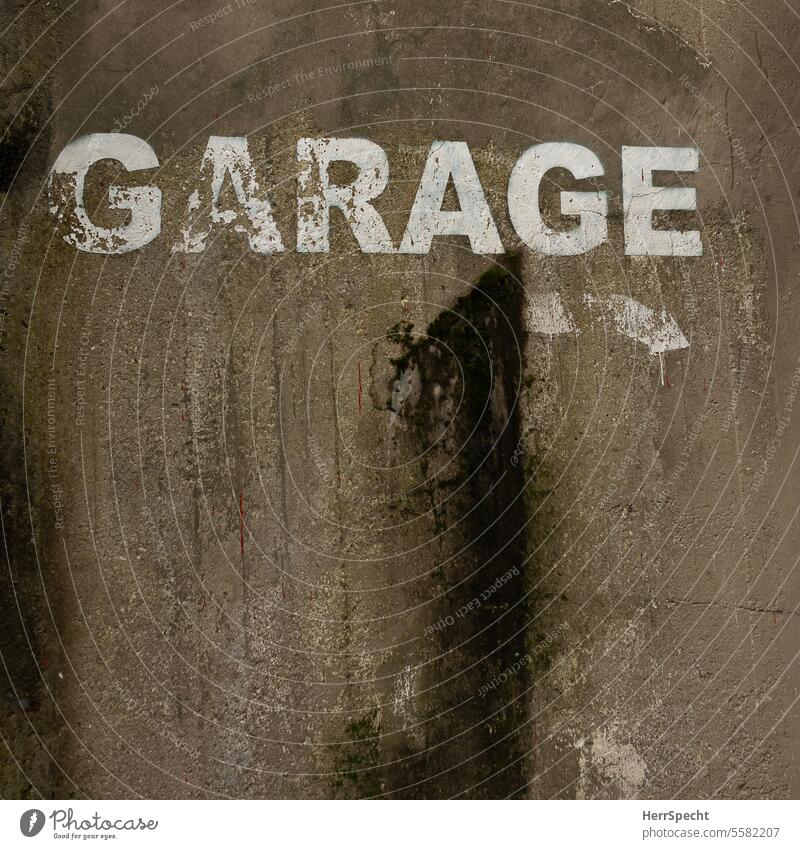 Aufschrift "GARAGE" auf alter Wand Schilder & Markierungen Fassade Patina Buchstaben Schriftzeichen Außenaufnahme Menschenleer Farbfoto Typographie grau