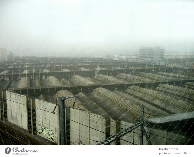 zimmer ohne aussicht Dach dunkel Nebel Wand Mauer wettergeschützt Gleise Graffiti