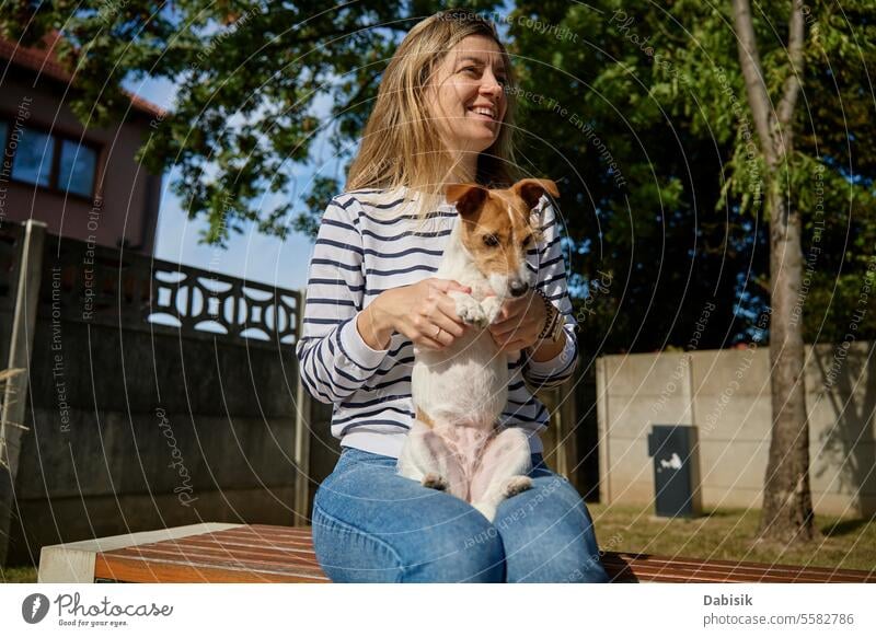 Frau und Hund verbringen Zeit miteinander Haustier Besitzer Streicheln Zusammensein im Freien Spaß Freundschaft Tier umarmend Liebe Pflege Aktivität bezaubernd