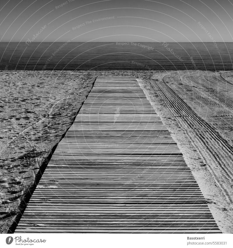 Steg aus Holz oder Beton, Zugang zu einem leeren Strand am Mittelmeer, ausgeführt in Schwarzweiss Strandzugang niemand leerer Strand Meer Sand Sandstrand Küste