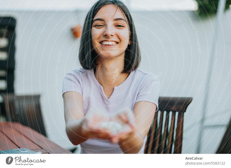 Frau lächelt, während sie viele Pillen in ihrer offenen Hand hält und sie der Kamera zeigt Tablette Ergänzung Glück Schmerztablette Vitamin Gesundheit aufgeregt