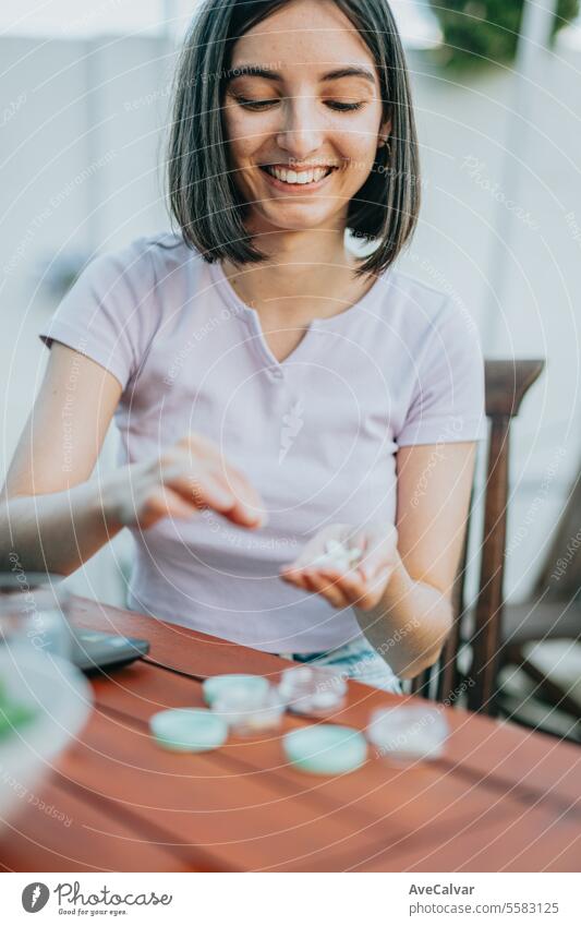 vNahaufnahme einer Frau, die viele Pillen in ihrer offenen Hand hält und sie der Kamera zeigt Tablette Ergänzung Glück Schmerztablette Vitamin Gesundheit klug