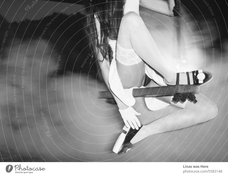 Ein Dunstschleier verdeckt eine atemberaubende Fashionista in einem weißen Kleid und schwarzen Dessous. Ein Schuhmodell ist in einer dynamischen Pose eingefangen und schwingt anmutig. Ihre hübschen langen Beine in weißen Strümpfen stehen im Rampenlicht.