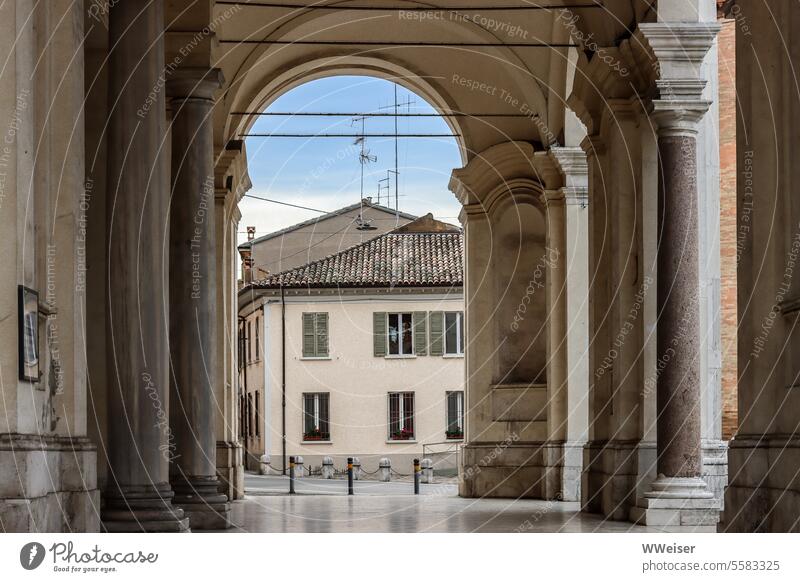 Die harmonisch proportionierten Säulen des alten Domes in einer italienischen Kleinstadt Architektur Italien Eingang Kirche katholisch Emilia-Romagna Ravenna