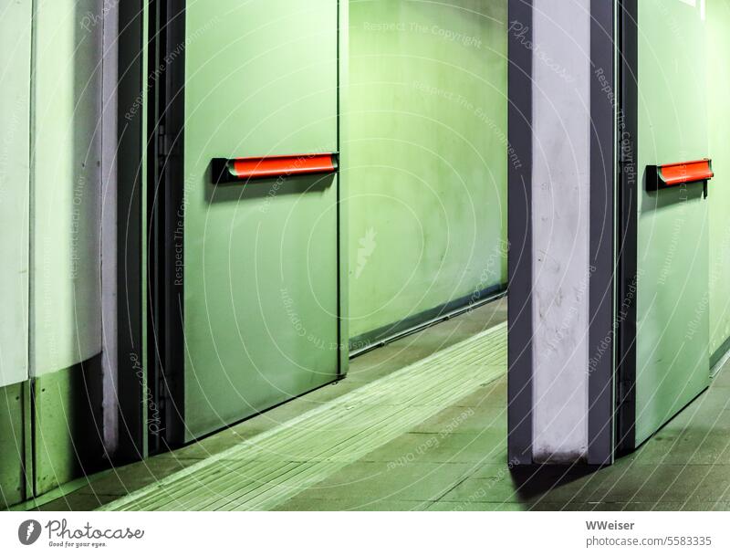 Öffentlicher Raum, vielleicht ein Eingang, grün beleuchtet, dreckig und abweisend Türen Gang Treppe Ausgang innen drin Griffe Türgriffe offen anonym Licht Neon