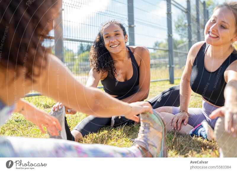 Diverse Gruppe von Freunden, die zusammen an einem sonnigen Tag trainieren, alle Körperformen sind gültig. Menschen Erwachsener im Freien Frau Freundschaft
