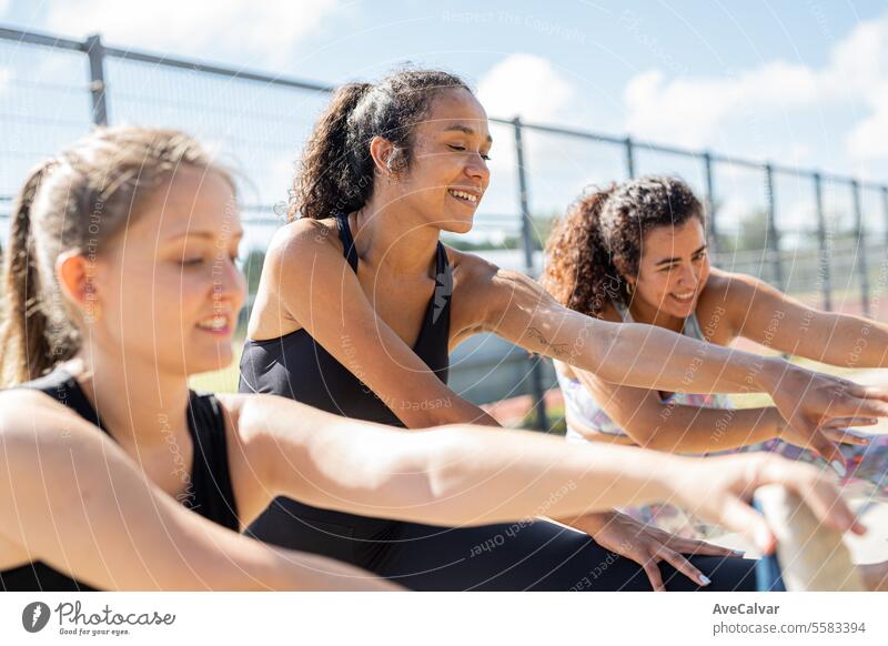 Diverse Gruppe von Freunden, die zusammen an einem sonnigen Tag trainieren, alle Körperformen sind gültig. Fitnessstudio Lächeln Menschen trainiert. passen