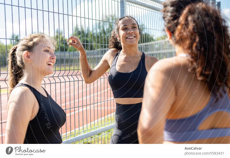 Diverse Gruppe von Freunden, die zusammen an einem sonnigen Tag trainieren, alle Körperformen sind gültig. Fitness Frau jung Gesundheit Person passen aktiv