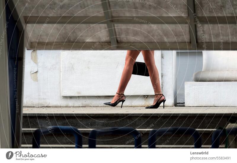 Beine einer Frau in hohen Absätzen, die eine Handtasche hält schön Mode hochhackige Beine High Heel Schuhe Damenschuhe Model laufen elegant feminin Schuhabsatz