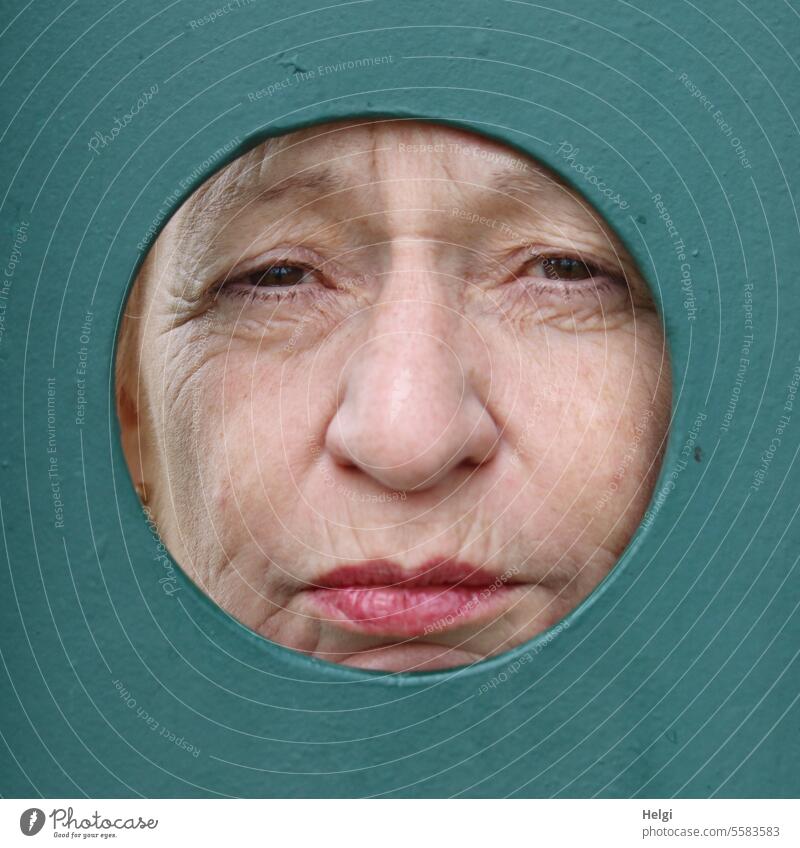 Herbstzeit | grimmiger Blick durchs Guckloch Mensch Frau Gesicht Metall Loch Durchblick schauen Porträt Farbfoto Blick in die Kamera Auge Erwachsene feminin