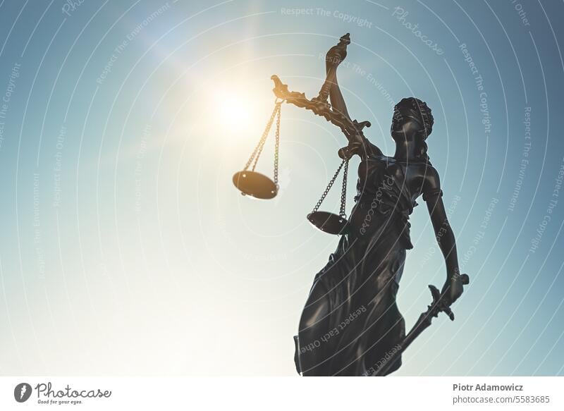 Die Gerechtigkeit. Statue der Gerechtigkeit, Themis am Himmel Recht Anwalt Dame Justiz u. Gerichte legal Skala Rechtsanwalt Dienst themis Justitia Business