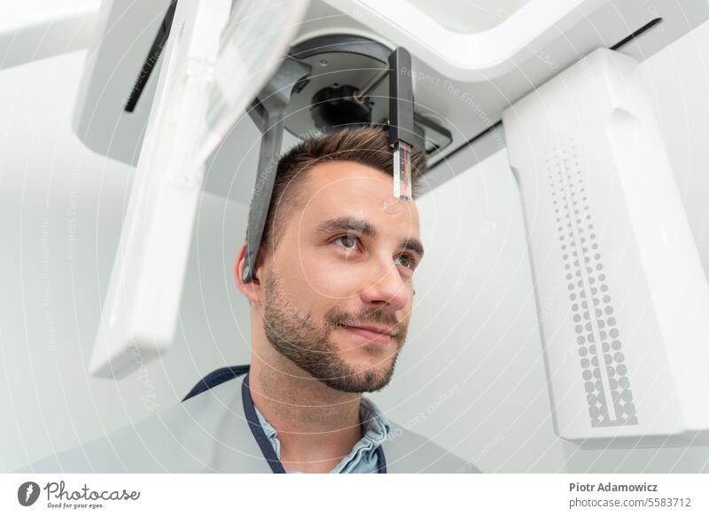 Patient im Röntgengerät in einer Zahnklinik stehend dental röntgen Radiologie x Rochen Maschine Arzt geduldig digital Scan Technik & Technologie Röntgenaufnahme