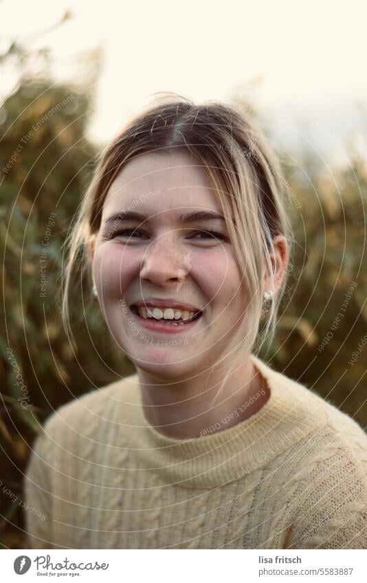 JUNGE FRAU - LACHEN - HERZIG Junge Frau 18-25 Jahre jung weiblich Farbfoto glücklich lachen freudig hübsch sympathisch natürlich Freude Lächeln Fröhlichkeit