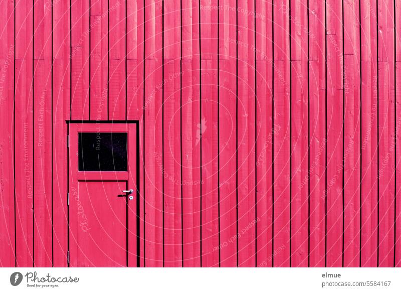 pinkfarbene Holzfassade und Tür eines Gebäudes verschlossen Holzwand Türklinke Sicherheit geschlossen Eingangstür Blog Knallfarbe Holzlatte Strukturen & Formen