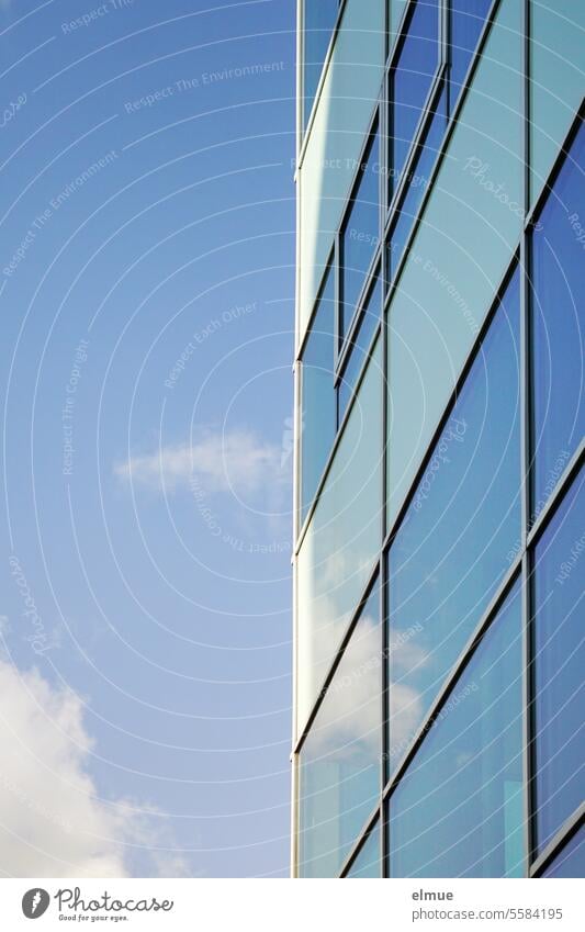 Spiegelung von weißen Wolken in einer Glasfassade Wolkenspiegelung Außenwand Bürogebäude Vorhangfassade moderne Architektur Raster optische Täuschung