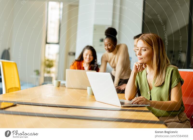 Geschäftsfrau arbeitet am Laptop mit ihrem jungen multiethnischen Startup-Team in einem modernen Büro schwarz Afrikanisch Amerikaner Glück Computer lässig