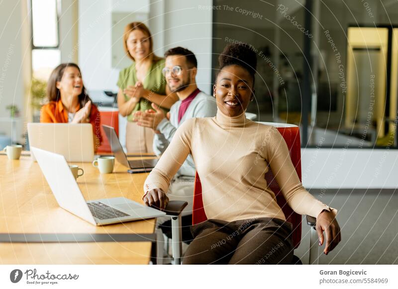 Ein junges multiethnisches Startup-Team arbeitet in einem modernen Büro schwarz Afrikanisch Amerikaner Glück Laptop Computer lässig Unternehmen Frau Sitzung