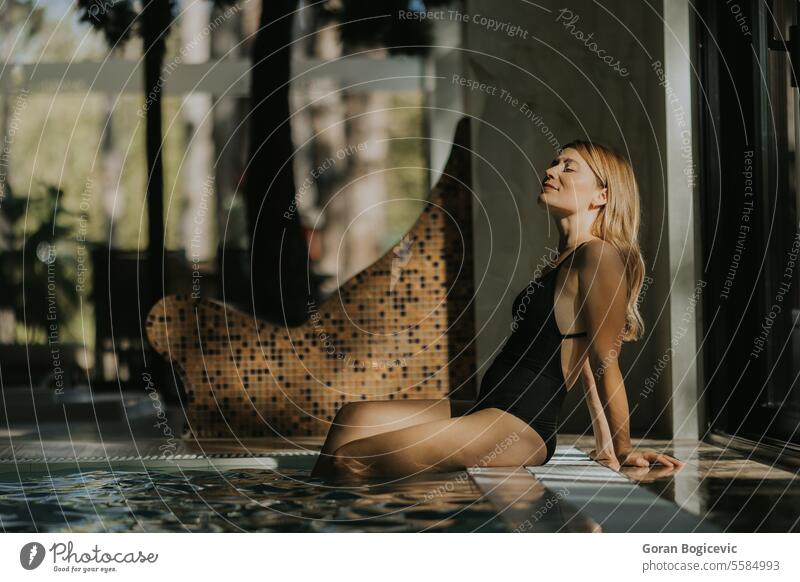 Junge Frau entspannt sich am Hallenbad Erwachsener attraktiv schön natürlich Schönheit Bikini Körper Kaukasier charmant bequem genießend Genuss Frauen