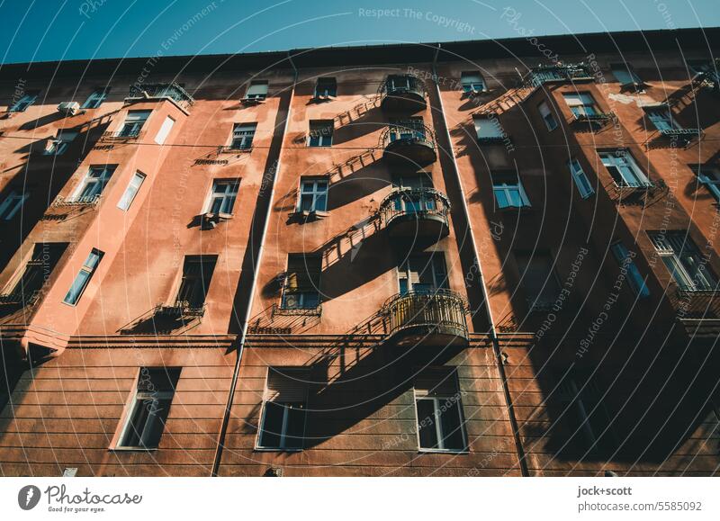 viel Sonnenlicht vor Balkon Fassade langer Schatten Architektur Froschperspektive Kontrast authentisch Stil Silhouette Erker Wohnhaus Stadthaus Schattenspiel