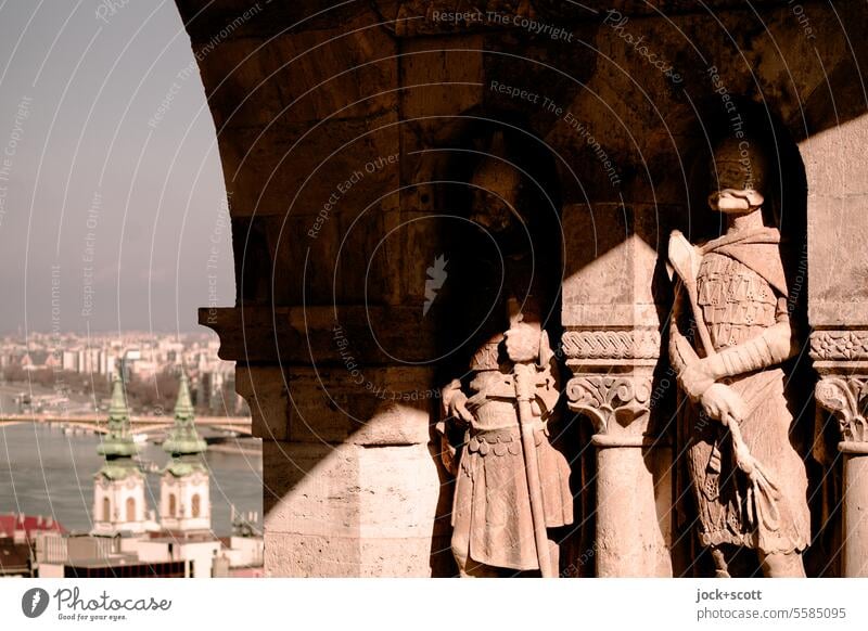Statuen von Wächtern zwischen Licht und Schatten Budapest historisch Architektur Hauptstadt Ungarn Sehenswürdigkeit Sightseeing Städtereise Donau Aussicht