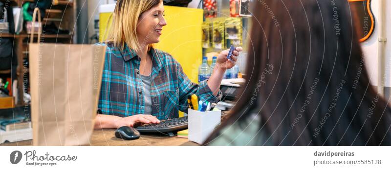 Banner einer Verkäuferin, die Kundendaten in einem Geschäftsterminal registriert, um eine Rechnung für den Einkauf zu erstellen Frau Werkstatt Assistent Glück