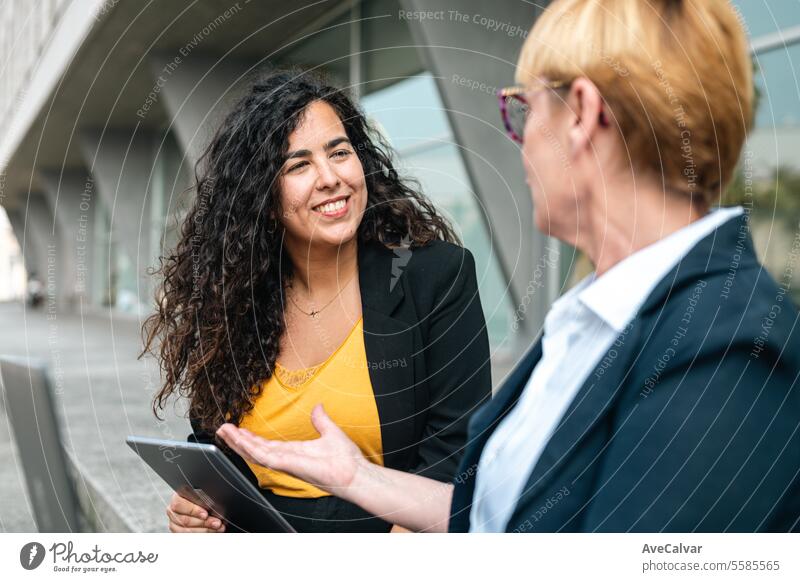 Geschäftsleute im Finanzdistrikt, verschiedene Kollegen arbeiten in der Nähe des Bürogebäudes mit einem Laptop im Freien Business Frauen Person Geschäftsfrau