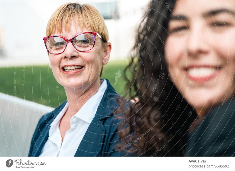 Ältere Geschäftsfrau vor einem Firmengebäude, glücklich in die Kamera lächelnd, Frau im Geschäft Büro Kollege Business Person Glück Lifestyle Schönheit Porträt