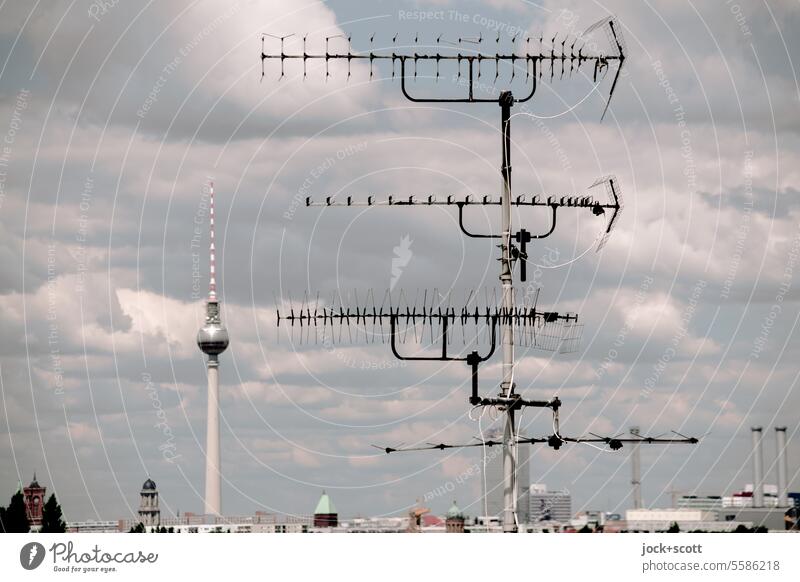 Antenne Berlin auf Sendung Berliner Fernsehturm Hauptstadt Himmel Wolken Neukölln Hausantenne authentisch empfangsbereit Panorama (Aussicht) analog Empfänger