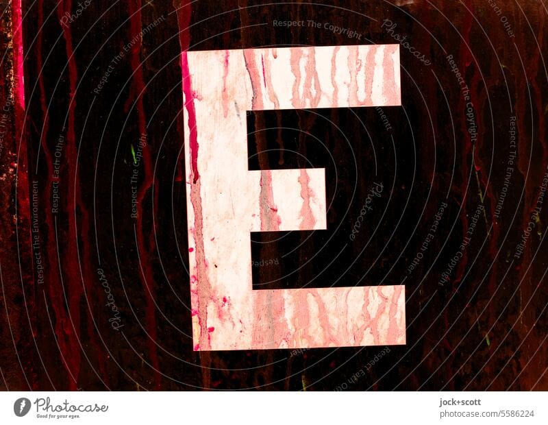 Buchstabe E ist beschmiert Schriftzeichen Typographie Hintergrund neutral Schmiererei Farbfleck verflossen stagnierend Farbverlauf Oberfläche Graffiti