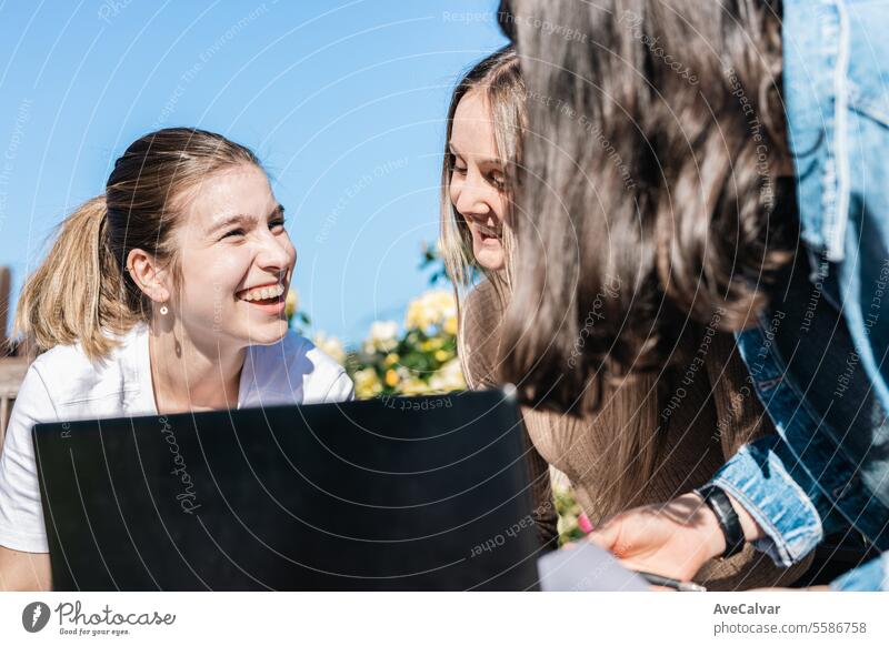 Frauen unterstützen sich gegenseitig bei der Vorbereitung auf Universitätsprüfungen und Tests. Menschengruppe Schüler studierend Bonden Lachen Gespräch Freunde