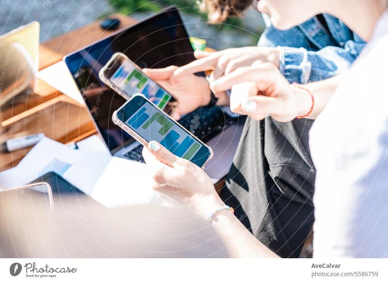 Detail der Hände Texting mit Handys grün und blau mit Computern hinter. Messaging-Apps. Frauen Schüler studierend Glück Bonden berühren Tippen Talkrunde