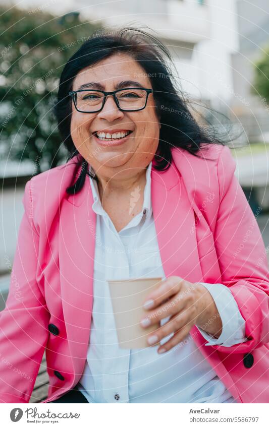 Fröhliche Frau in moderner Kleidung, die sich ausruht und einen Kaffee trinkt, bevor sie zur Arbeit im Büro zurückkehrt. Glück Person Frauen Porträt Gesicht