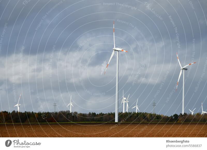 Windkraftanlage vor einem bewölken Himmel windkraftanlage windrad windenergieanlage windmühle turbine umwelt elektrizität generator himmel erneuerbar green blau