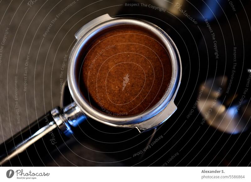 Siebträger einer Espressomaschine, gefüllt mit Kaffeepulver Siebträgermaschine Kaffeemaschine Koffein Kaffeetrinken espressopulver Italien Italienisch