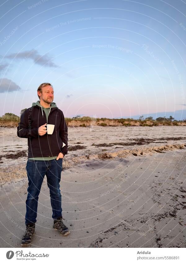 hilfreich | Kaffee am Morgen zum wach werden Mann Tasse Strand Lächeln Sonnenaufgang Morgendämmerung morgens trinken aufwachen Getränk Koffein Frühstück Becher