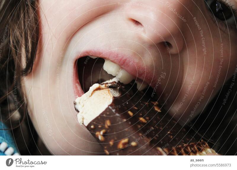 Eisgenuss Schokolade abbeißen essen Zähne Kindheit Süßigkeiten Zahngesundheit Gesundheit ungesund Zahnschmelz Kindergarten Erziehung Ernährung Genuss Biss