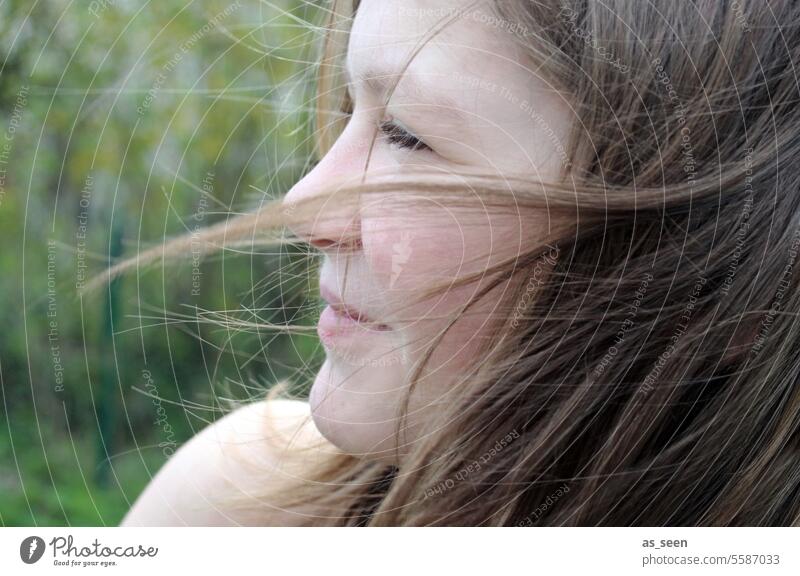 Mädchen mit Haaren im Wind Frühling Lächeln Porträt Glück schön Außenaufnahme Mensch Jugendliche Sommer hübsch Natur natürlich Fröhlichkeit romantisch Kindheit
