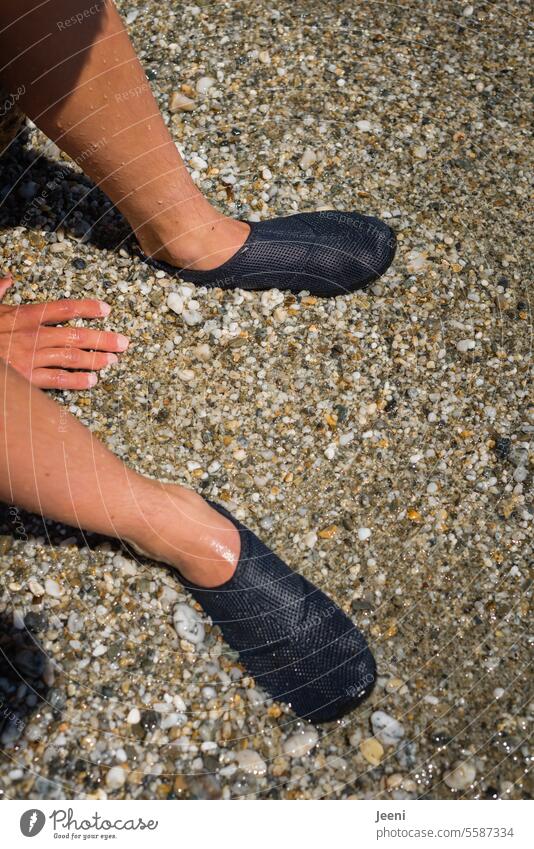 Füße im nassen Sand sandig Küste Sommerurlaub Urlaubsstimmung Badeurlaub genießen Pause Freiheit erfrischend barfuß Erholung Mensch Haut nackt Meer Wasser