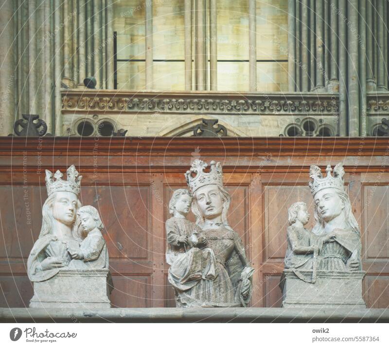Jesusmaria Skulpturen drei identisch gleich Maria Jesuskind Stein historisch alt Kunstwerke Renovieren Sanieren Menschenleer Innenaufnahme Kirche Dom Kathedrale