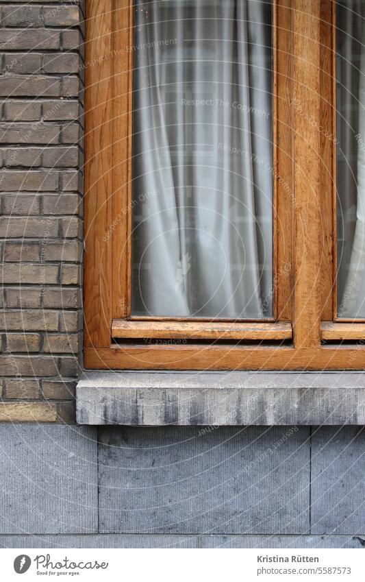 holzrahmen mit vorhang fenster fensterrahmen holzfenster gardine ziegelsteine fassade haus gebäude architektur detail wohnen zuhause sichtschutz struktur