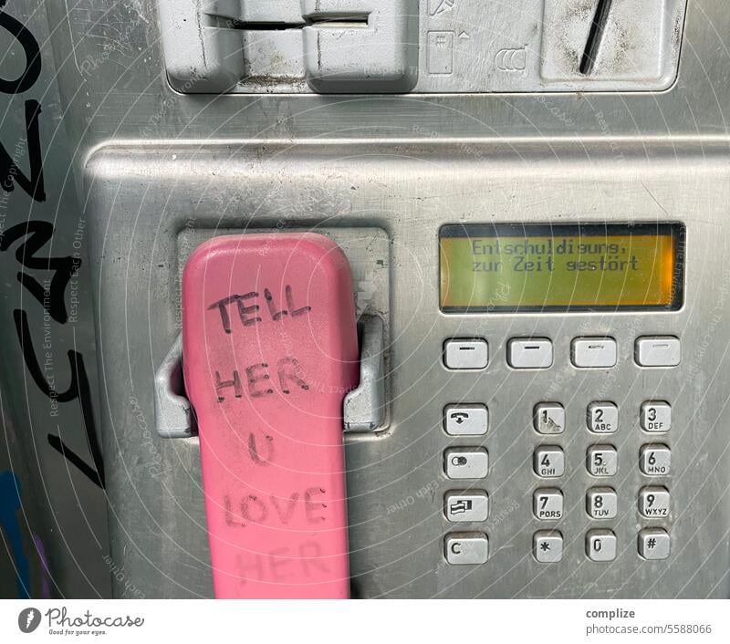 Liebe mit Hindernissen Telefon tell her you love her kaputt störung vintage Verliebt rosa Telefonzelle öffentliches telefon gestört Entschuldigung grafitti