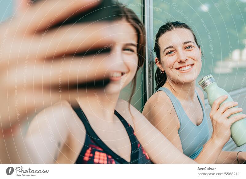 Ein paar glückliche Freunde, die ihr Training für ihren Lieblingssport beendet haben und ein paar Selfies mit dem Handy machen. Person Frau Glück jung Lifestyle