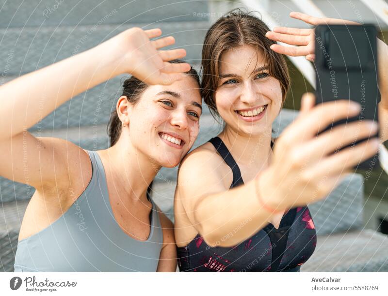 Ein paar glückliche Freunde, die ihr Training für ihren Lieblingssport beendet haben und ein paar Selfies mit dem Handy machen. Frau jung Person Frauen