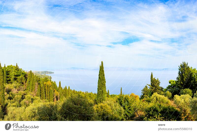 Blick von der ehemaligen Villa der Kaiserin Sissi Achilleion über Zypressen- und Olivenwälder auf die Stadt Korfu Strände Byzantinische Kirchen Korfu-Stadt