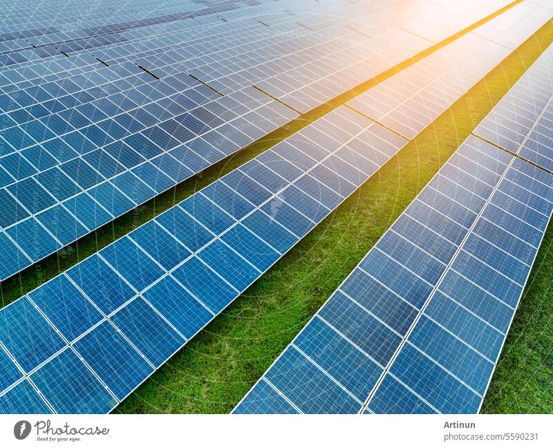 Solarpark und Sonnenlicht. Solarenergie für grüne Energie. Nachhaltige erneuerbare Energie. Fotovoltaik-Kraftwerk oder Solarpark. Konzept für die Installation und Wartung von Solarmodulen. Nachhaltige Energie.