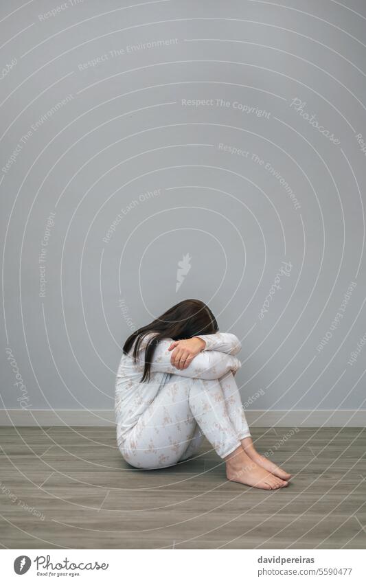Frau mit psychischer Störung und Selbstmordgedanken weint unkenntlich selbstmörderisch Gedanken mental Gesundheit Erkrankung verzweifelt Weinen Sitzen Stock