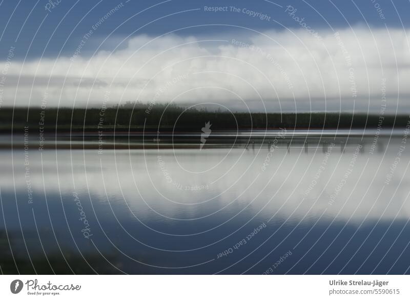 Kanada | See im weichem Licht mit Spiegelung weißer Wolken Ufer Seeufer Reflexion & Spiegelung ruhig Wasser Wasserspiegelung Wasseroberfläche friedlich weiss